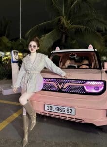 VF3 "Hóa Thiên Nga" Với Nội Thất Hồng Pastel & Trần Sao Lấp Lánh