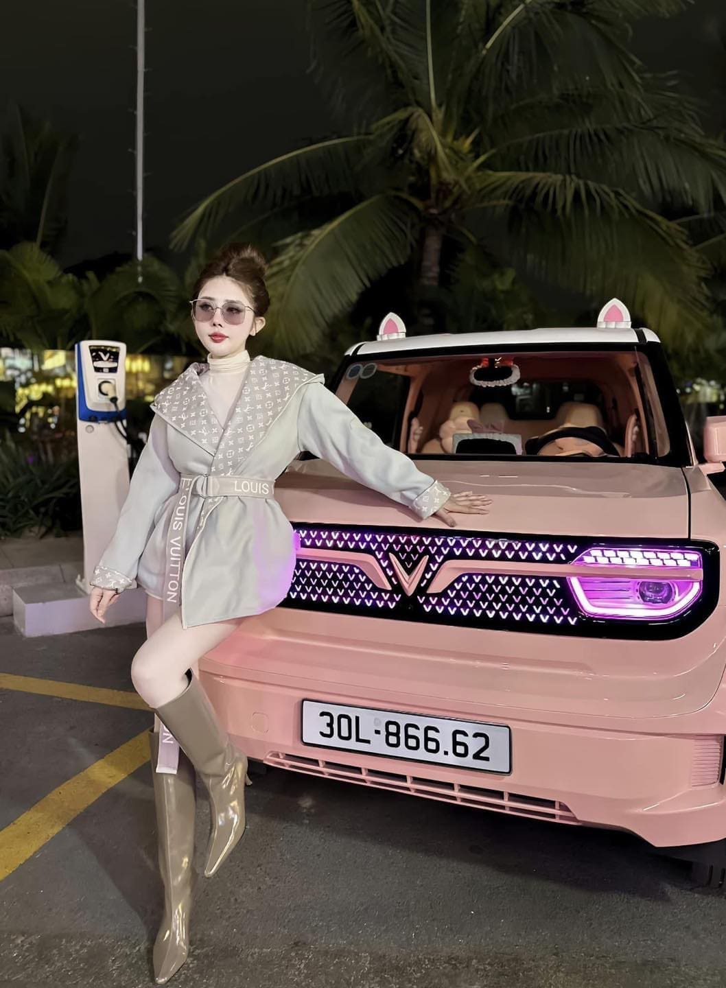 VF3 "Hóa Thiên Nga" Với Nội Thất Hồng Pastel & Trần Sao Lấp Lánh